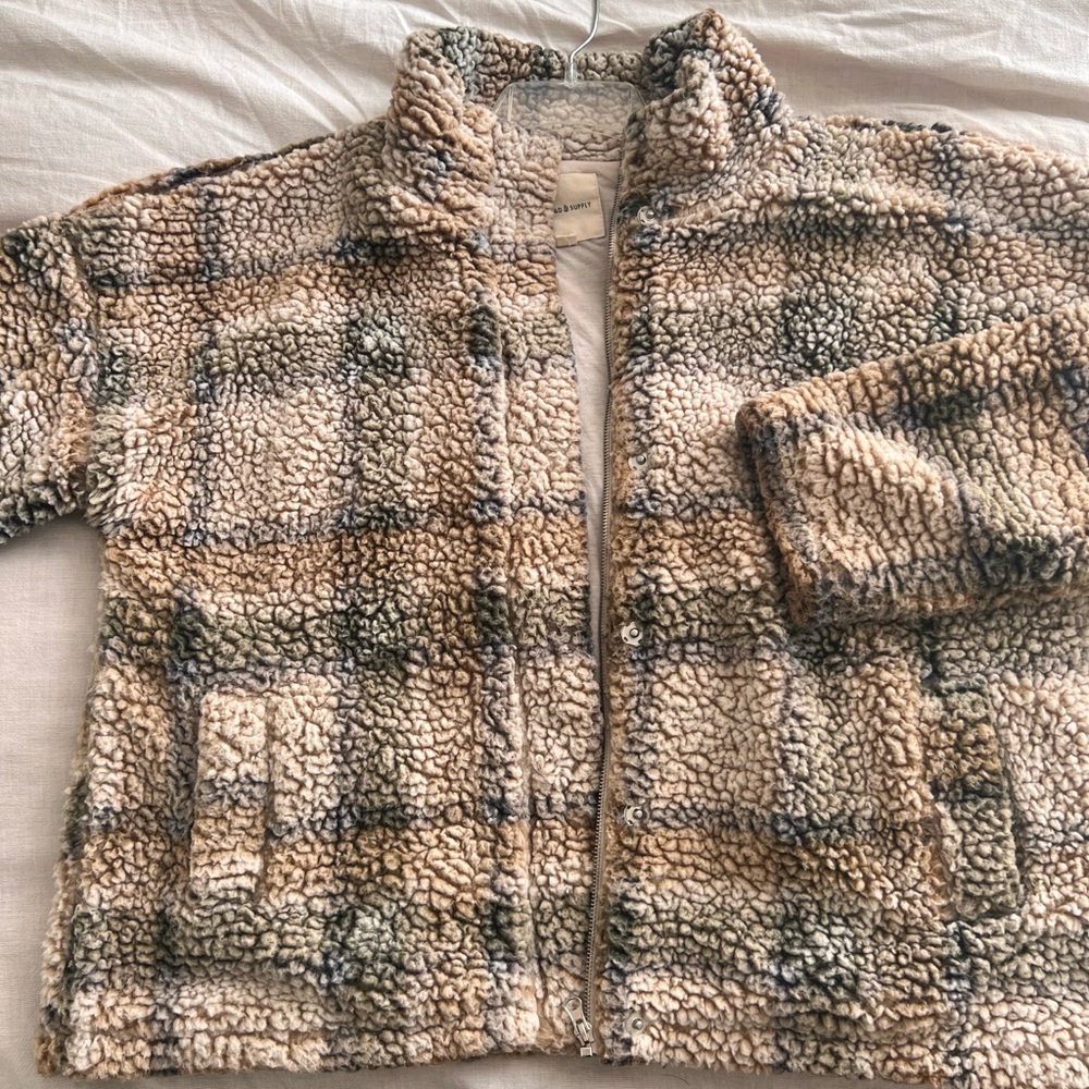 Sherpa jacket with sweatshirt lining. Cozy and comfy. Size XL. Thread&Supply